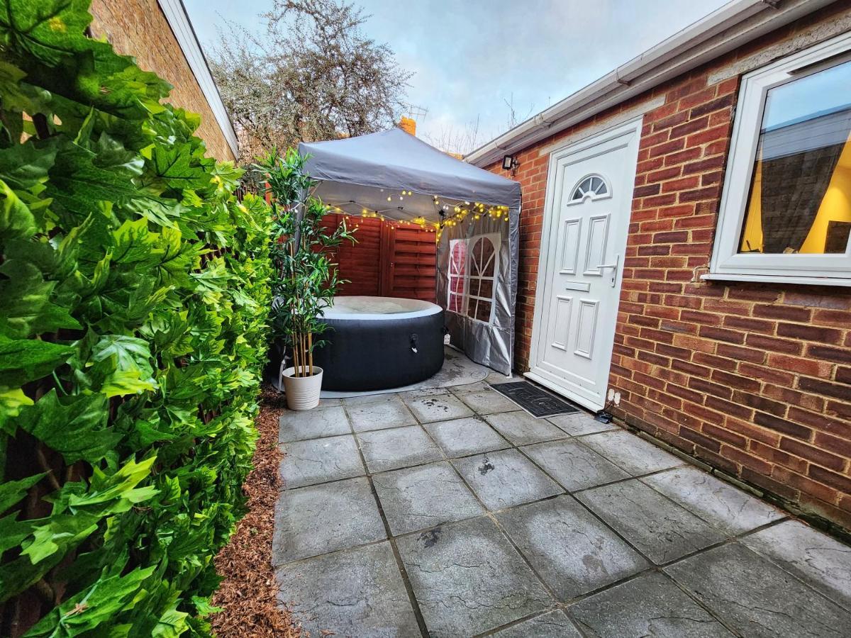 Studio Apartment The Den Colnbrook Exterior photo